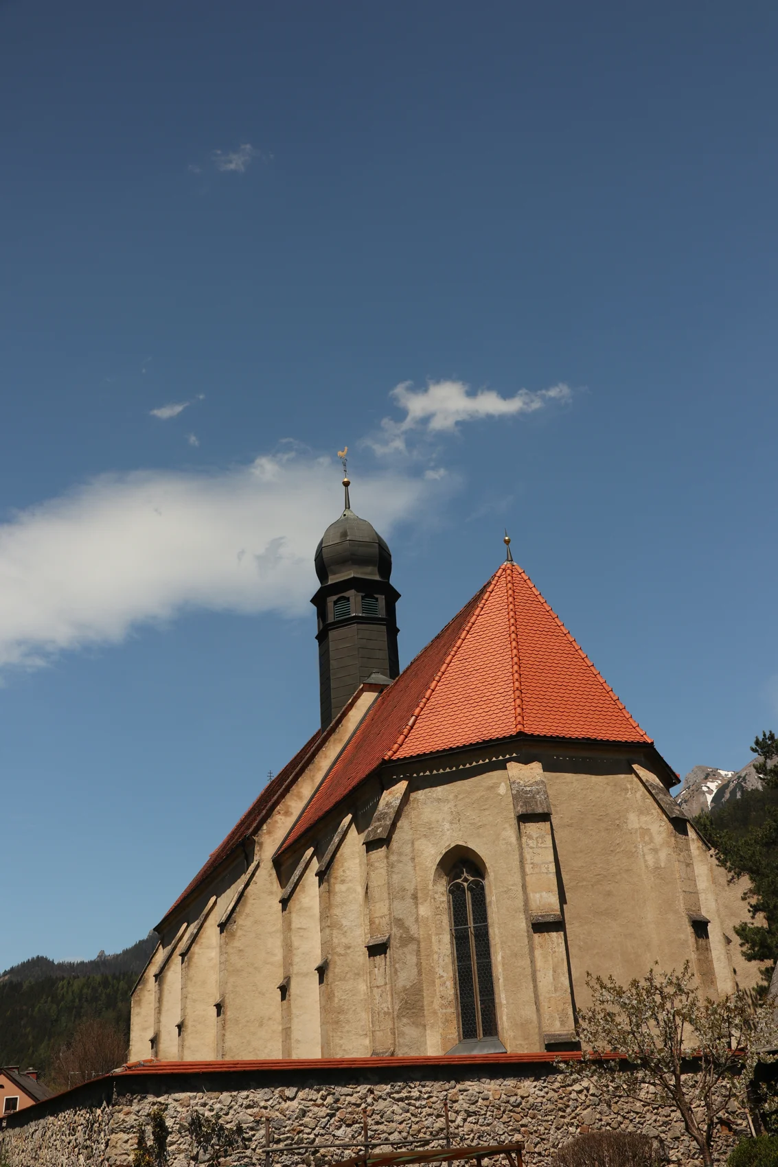 Die Grünangerkirche unter blauem Himmel