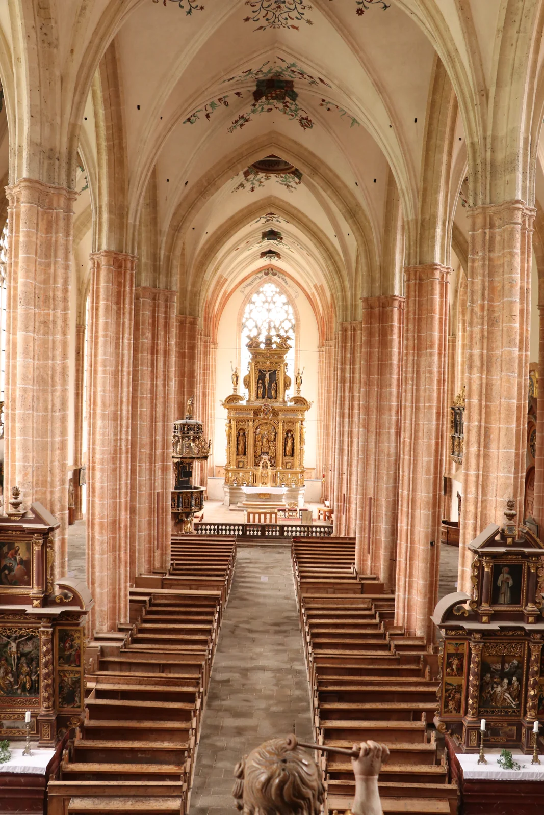 Die hohen gotischen Gewölbe des Neuberger Münsters