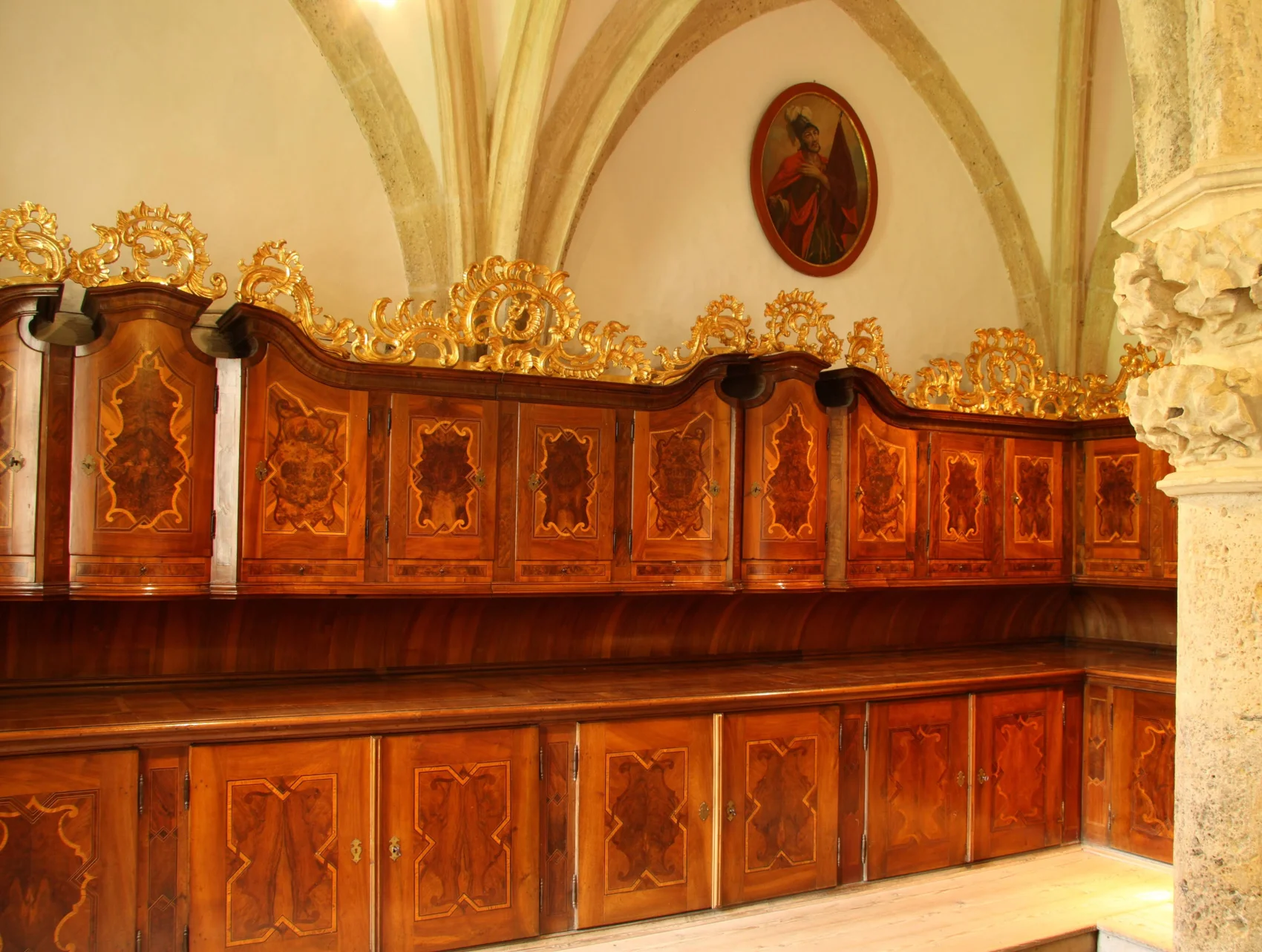 Historische Holzschränke und gotisches Gewölbe der Sakristei